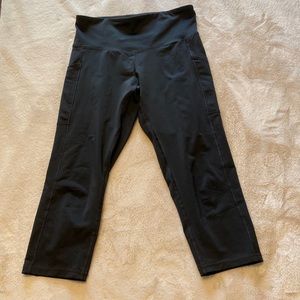Capri length leggings with pockets